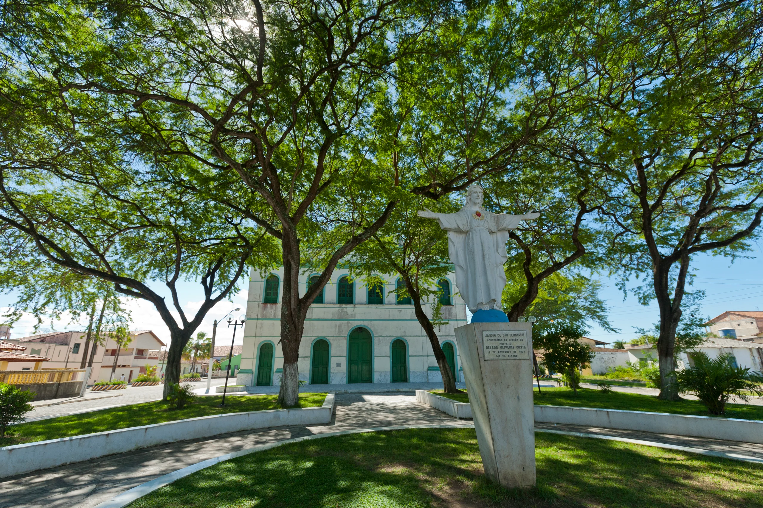 Jardim arborizado e monumento em frente à Igreja Matriz de São Bernardo, em Alcobaça