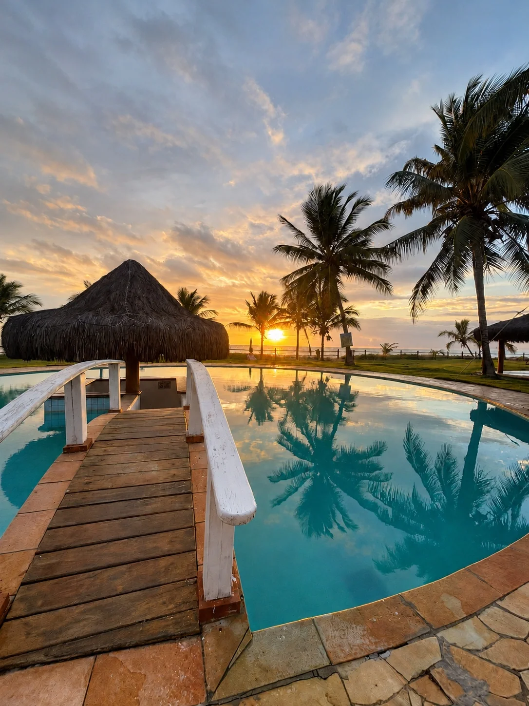 Luz do fim da tarde na piscina compartilhada