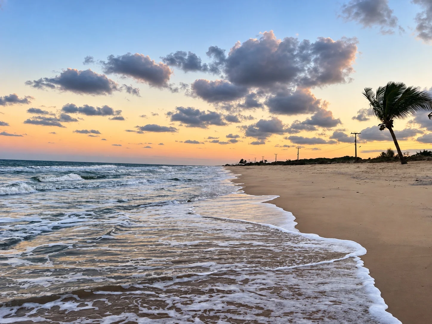 Ondas na praia de Alcobaça ao entardecer