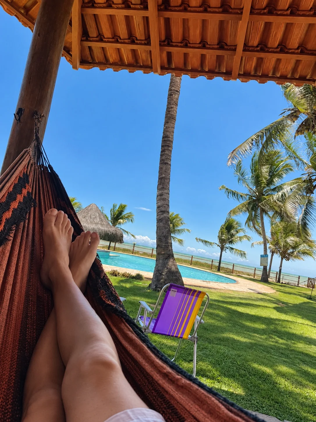 Rede da varanda com vista para a piscina do residencial